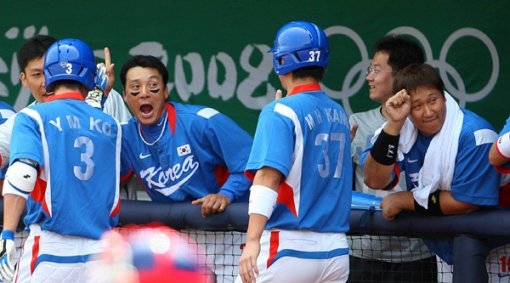 한국-대만전 1회초 2사 1,2루에서 고영민(등번호 3번)이 3점 홈런을 때린 뒤 홈인하자 이승엽이 축하해 주고 있다. 연합뉴스