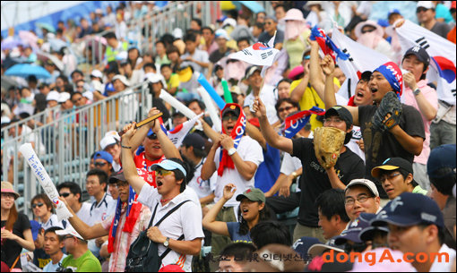 한국 응원단이 18일(한국시간) 베이징 우커송 경기장에서 열린 2008 베이징올림픽 야구 예선 한국-대만 경기에서 ‘강민호송’을 부르며 강민호(롯데)에 대한 각별한 사랑을 과시하고 있다.