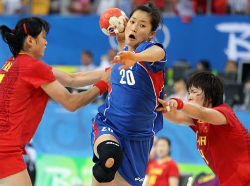 여자 핸드볼 8강전 한국-중국전에서 한국의 문필희가 중국 선수들을 따돌리고 강슛을 날리고 있다. 연합뉴스