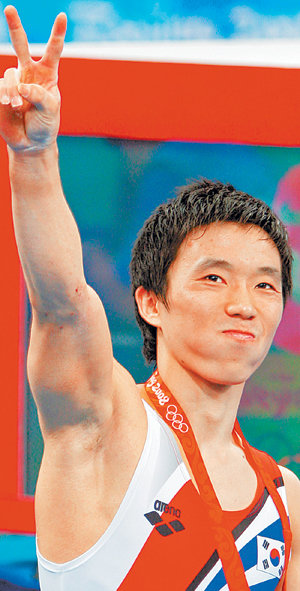 당당한 V남자 체조 평행봉에서 은메달을 따낸 유원철이 시상대에서 관중석을 향해 승리의 V자를 그려 보이고 있다. 베이징=연합뉴스