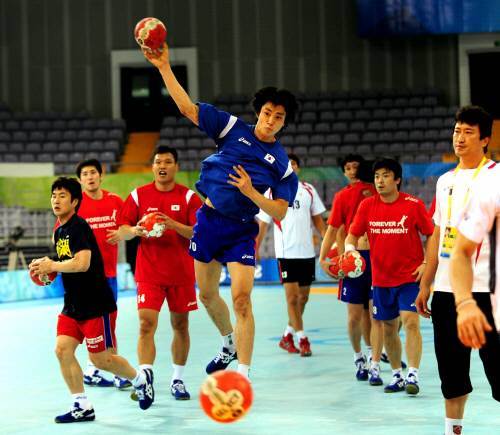 남자 핸드볼 선수들이 올림픽센터 체육관에서 슈팅 훈련을 하고 있다. 베이징=올림픽사진공동취재단