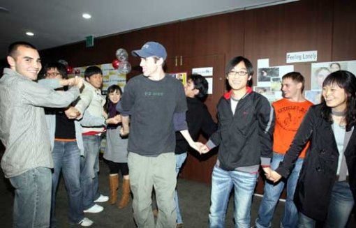 지난해 11월 국제경상학생협회(AIESEC) 연세대 지부 주최로 서울 서대문구 신촌동 연세대 동문회관에서 열린 \'글로벌 파티\'에서 국적이 다양한 대학생들이 어울리고 있다.