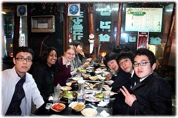 AIESEC 연세 학생들이 서울 서대문구 신촌 한 고깃집에서 즐거운 모임을 갖고 있다.