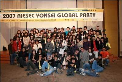 국제경상학생협회(AIESEC) 연세대 지부 주최로 열린 ‘글로벌 파티’ 참가자들이 기념 촬영하고 있다.