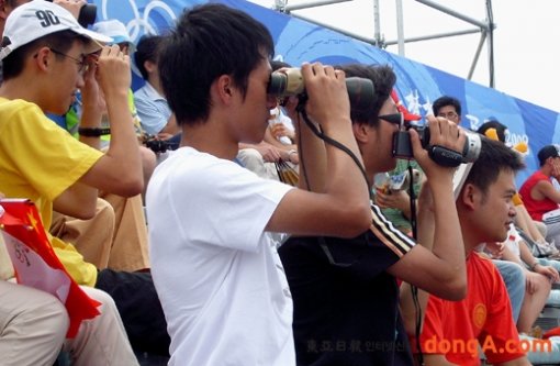 망원경까지 이용하며 한국선수들의 플레이를 지켜보고 있는 중국야구팬