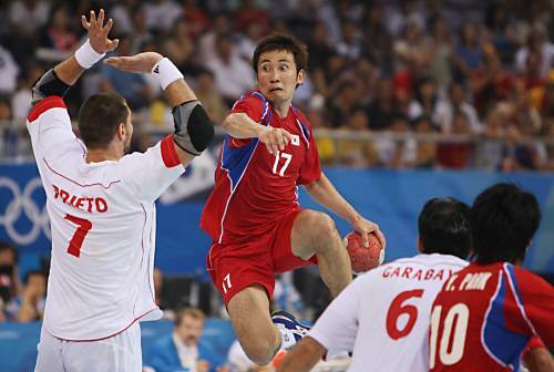 (베이징=연합뉴스)  20일 베이징 올림픽 스포츠센터에서 열린 남자 핸드볼 8강 한국대 스페인과의 경기에서 이재우가 수비를 제치고 슛을 하고 있다.