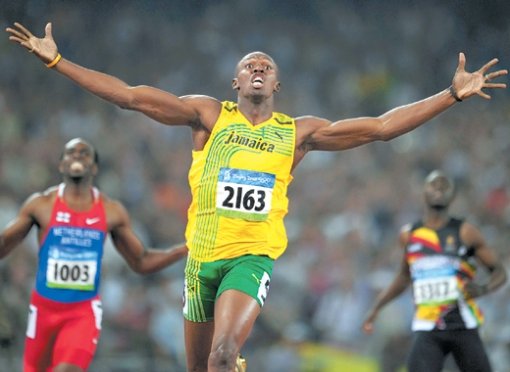“나를 앞설 자는 없다”자메이카의 우사인 볼트(가운데)가 20일 베이징 올림픽 주경기장에서 열린 육상 남자 200m 결선에서 세계기록을 세우며 우승한 뒤 양팔을 번쩍 들어 올리며 기뻐하고 있다. 올림픽 역사상 100m와 200m를 세계신기록으로 제패한 것은 볼트가 처음이다. 베이징=로이터 연합뉴스