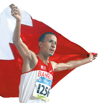 2002년 모로코에서 바레인으로 귀화한 라시드 람지가 19일 육상 남자 1500m에서 1위로 골인한 뒤 국기를 펄럭이며 트랙을 돌고 있다. 베이징=로이터 연합뉴스