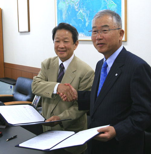 동아닷컴 정구종 사장(왼쪽)과 홋카이도 TV 오기야 타다오 대표.