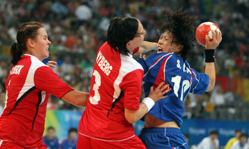 21일 오후 베이징 국가실내체육관에서 열린 올림픽 여자핸드볼 4강전 한국 대 노르웨이 경기에서 오성옥이 강슛을 날리고 있다. 베이징=연합