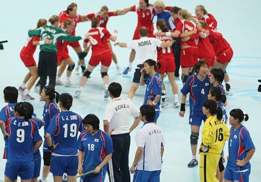 여자 핸드볼 준결승 한국-노르웨이전에서 노르웨이의 마지막 득점 판정을 놓고 임영철 감독이 항의하고 있는 가운데 한국 선수들이 아쉬워하고 있다. 연합뉴스
