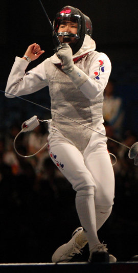 155cm의 신장으로 2008 베이징 올림픽 여자 펜싱 플뢰레에서 맹활약하며 은메달을 딴 남현희. 베이징=올림픽사진공동취재단