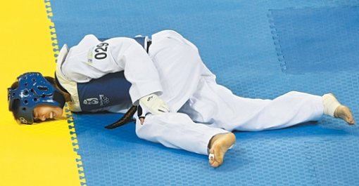 대만의 쑤리원이 21일 열린 베이징 올림픽 태권도 여자 57kg급 동메달 결정전에서 크로아티아의 마르티나 주브치치와 대결하다 인대가 찢어진 왼쪽 무릎을 부여잡고 고통스러운 표정으로 매트에 쓰러져 있다. 베이징=로이터 연합뉴스