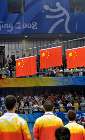 탁구 男단식 시상대 오성홍기만 펄럭베이징 올림픽 탁구 남자 단식에서 금, 은, 동메달을 휩쓴 왕리친(왼쪽), 마린(가운데), 왕하오 등 중국 선수들이 23일 시상식에서 오성홍기가 올라가는 것을 지켜보고 있다. 중국은 베이징 올림픽의 성공적인 개최를 계기로 ‘중화 부흥’의 기치를 높이고 있다. 베이징=AFP 연합뉴스
