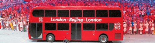 24일 베이징 올림픽 주경기장에서 열린 2008 베이징 올림픽 폐회식 중 2012년 런던 올림픽을 알리는 행사가 진행되고 있다. 영국 런던의 명물인 붉은색 이층버스에 ‘베이징-런던’ 이라는 행선지가 표시돼 있다. 베이징=올림픽사진공동취재단