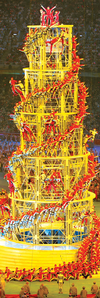 폐회식 행사 중 올림픽 주경기장 무대 한가운데 마련된 탑에서 연기자들이 탑 벽을 타고 오르는 불꽃을 형상화하고 있다. 베이징=연합뉴스