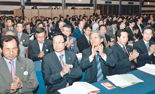 건국 60돌 한국법률가대회 25일 서울 강남구 삼성동 코엑스에서 열린 ‘건국 60주년 기념 제6회 한국 법률가대회’에서 참석자들이 박수를 치고 있다. ‘선진국의 조건으로서 법치주의’라는 주제로 열리는 이번 행사에서 참가자들은 한국 법 60년을 정리하고 국내외 법조환경에 대해 진단할 예정이다. 이종승 기자