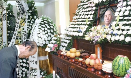 서울 종로구 연건동 서울대병원에 마련된 고 정진숙 을유문화사 회장 빈소. 21일 타계 소식이 전해진 뒤 각계각층 문상객들의 발길이 끊이지 않고 있다. 김재명  기자