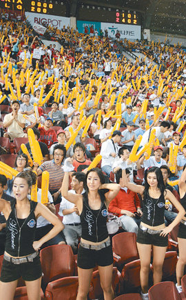 “올림픽 열기 그대로” 잠실구장 찾은 관중들 베이징 올림픽 야구 금메달의 열기가 국내 프로야구 리그에도 그대로 이어졌다. ‘올림픽 휴식기’를 마치고 26일 프로야구가 재개된 가운데 LG와 KIA의 경기가 열린 잠실구장에서 좌석을 가득 메운 관중이 열광적인 응원전을 펼치고 있다. 전영한 기자