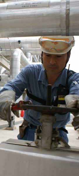 SKC가 세계 최초로 상업화에 성공한 HPPO 공장 준공식을 하루 앞둔 26일 한 직원이 시설을 최종 점검하고 있다. 울산=조용우 기자