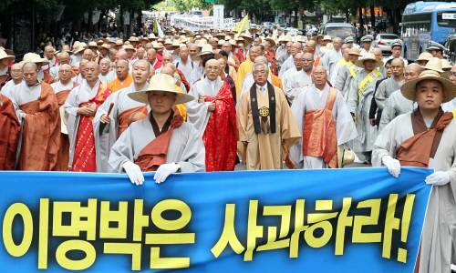 정부의 종교 편향에 반대하는 범불교도대회가 예정된 27일 오후 승려와 신도들이 조계사에서 나와 시청광장을 향해 행진을 벌이고 있다. [연합]
