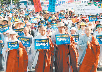 심각한 스님들27일 오후 ‘헌법 파괴 종교 차별 이명박 정부 규탄 범불교도대회’에 참가한 스님과 불교 신도들이 서울시청 앞 서울광장을 출발해 세종로를 지나 조계사까지 행진하고 있다. 참가자들은 경찰청장 등 종교 차별 공직자를 즉각 파면하고 종교 차별 금지를 법제화할 것을 요구했다. 변영욱 기자