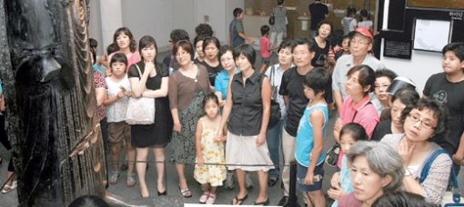 ‘황금의 제국 페르시아’를 찾은 많은 관람객들. 페르시아 문명의 매력을 소개한 이번 전시는 31일 서울 국립중앙박물관에서 막을 내렸다가 10월 6일∼내년 1월 11일 국립대구박물관에서 다시 관객들을 찾아온다. 동아일보 자료 사진