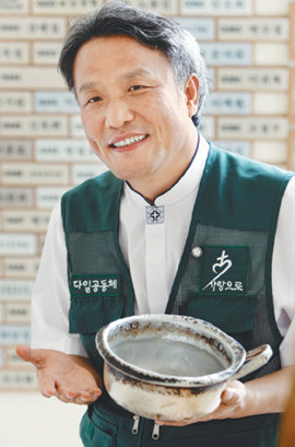 26일 최일도 목사가 1988년 11월 서울 청량리역 광장에서 노숙인에게 라면을 처음으로 끓여줄 때 사용한 양은 냄비를 보여주며 다일공동체의 역사를 설명하고 있다. 최 목사는 한 귀가 닳아 없어지고 찌그러진 이 냄비를 가리키며 “초심을 잃지 않기 위해 사무실에서 가장 눈에 잘 띄고 제 몸에서 가까운 곳에 두고 있다”고 했다. 변영욱  기자