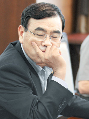 곤혹스러운 국방장관 이상희 국방부 장관이 28일 탈북 위장 여간첩 사건과 관련해 서울 용산구 국방부에서 군 수뇌부 긴급 대책회의를 열고 심각한 표정을 짓고 있다. 전영한 기자