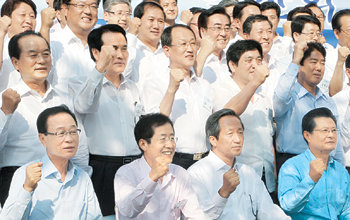 한나라당은 28일 충남 천안시 지식경제부 공무원교육원에서 의원연찬회를 열고 정기국회를 ‘친시장, 친민생, 친법치주의’ 원칙 확립을 위한 제도적 발판을 만드는 기회로 삼기로 했다. 의원들이 기념촬영을 하며 파이팅을 외치고 있다. 천안=박경모 기자