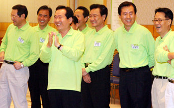 민주당은 28일 강원 홍천군 대명비발디파크에서 ‘2008 정기국회 대비 국회의원 워크숍’을 열어 소수 야당으로 맞는 첫 정기국회에서 거대 여당인 한나라당을 견제하면서 대안 정당으로 자리매김할 방안을 논의했다. 정세균 대표(왼쪽에서 세 번째)를 비롯한 의원들이 행사 도중 활짝 웃고 있다. 홍천=안철민 기자