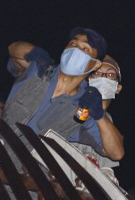 미국산 쇠고기 수입 반대 집회에서 경찰에게 염산과 돌을 던진 조직이 28일 경찰에 적발됐다. 경찰은 9일 집회가 열린 서울 중구 명동 가톨릭회관 주차장에서 염산병을 들고 있는 이들의 모습이 담긴 사진을 증거로 공개했다. 사진 제공 남대문경찰서