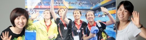 한국여자탁구대표팀의 당예서(왼쪽)와 김경아가 서울 종로구 세종로 동아미디어센터 스튜디오에서 베이징 올림픽 탁구 여자 단체전 동메달을 차지할 때 찍은 대형 사진을 사이에 두고 환한 미소를 짓고 있다. 박영대 기자