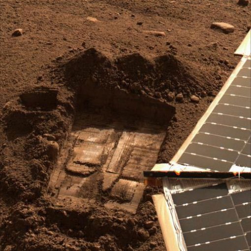 화성에서 ‘스노우 화이트’란 별명이 붙은 구덩이. 탐사선 피닉스는 이 구덩이에서 퍼 올린 토양 샘플에서 과염소산염을 발견했다. 사진제공 NASA