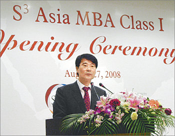 8월 27일 중국 상하이 푸단대에서 열린 ‘S³ Asia MBA’ 1기 입학식에서 고려대 장하성 경영전문대학원장이 축사를 하고 있다. 사진 제공 고려대