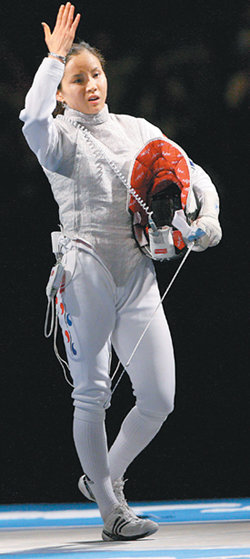 2008 베이징 올림픽 펜싱 여자 플뢰레 개인전 결승전. 이탈리아의 마리아 발렌티나 베찰리에게 경기 종료 4초를 남기고 통한의 결승점을 내준 뒤 오른 손바닥으로 자신의 머리를 치는 남현희. 동아일보 자료 사진