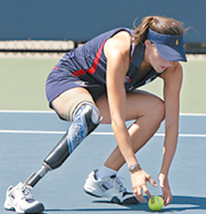 선천적인 장애로 오른 다리에 의족을 한 켈리 브루노가 US오픈테니스대회에서 ‘볼 걸’로 나서 공을 줍고 있다. 사진 제공 뉴욕타임스