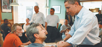 백인과 대화지난달 30일 선거 유세를 위해 미국 오하이오 주 보드먼을 방문한 버락 오바마 미 민주당 대통령 후보(오른쪽)가 한 식당에 들러 지지자들의 손을 잡으며 대화를 나누고 있다. 보드먼=로이터 연합뉴스