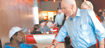 흑인과 악수미국 공화당 대통령 후보인 존 매케인 상원의원(오른쪽)이 지난달 30일 펜실베이니아 주 피츠버그에서 시민과 악수를 하며 지지를 호소하고 있다. 피츠버그=로이터 연합뉴스