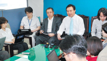 “세제 이렇게 바꾸겠습니다”한나라당 임태희 정책위의장이 31일 서울 영등포구 여의도 당사에서 법인세 최고세율 인하 시기를 1년 연기하고 대학기부금 세액 공제 제도 도입을 추진키로 했다고 설명하고 있다. 안철민 기자