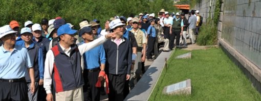 이명박 대통령이 지난달 30일 정부부처 차관급 공무원들과 함께 청계천을 거닐며 대화의 시간을 갖고 있다. 이종승 기자