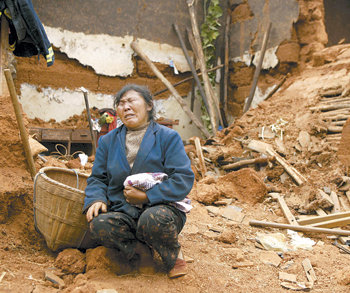 31일 리히터 규모 6.1의 지진이 발생한 중국 쓰촨 성 후이리 현에서 한 주민이 폐허로 변해 버린 집 앞에 주저앉아 울음을 터뜨리고 있다. 후이리=로이터 연합뉴스