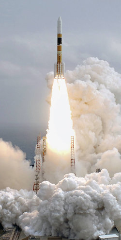 정보수집위성을 탑재한 일본의 H2A로켓이 올해 2월 가고시마 현 다네가시마 우주센터에서 발사되고 있다. 가고시마=로이터 연합뉴스