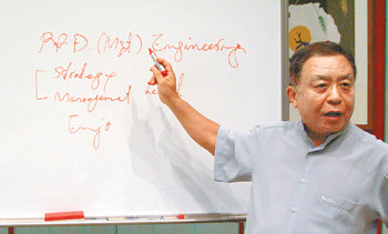 ‘입실수도’로 유명한 권철신 성균관대 시스템경영공학부 교수가 지난달 29일 제주 서귀포시의 한 호텔 세미나실에서 제자가 발표한 논문의 문제점에 대해 직접 화이트보드에 적어가며 지적하고 있다. 서귀포=이세형 기자