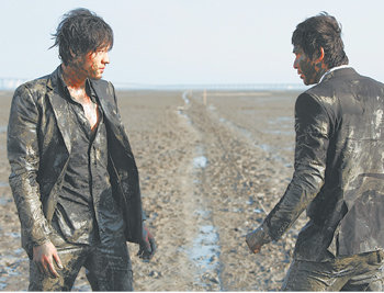 조직폭력배와 액션배우가 카메라 앞에서 연기 아닌 진짜 싸움을 벌이는 이야기를 다룬 ‘영화는 영화다’. 사진 제공 래핑보아