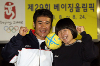 핸드볼 남녀 대표팀 골키퍼인 오영란(오른쪽)-강일구 부부. 둘은 국내 경기에서도 올림픽 때와 같은 관심이 쏠렸으면 하는 바람을 갖고 있다. 얼굴 사이에 핸드볼공을 꽉 끼운 채 ‘공 샐 틈, 사랑 샐 틈’ 없는 찰떡궁합을 과시하고 있다. 동아일보 자료 사진