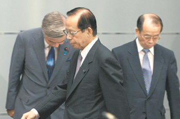 후쿠다 야스오 일본 총리가 1일 밤 총리직 사임을 발표하기 위해 마련한 긴급기자회견장에 침통한 표정으로 들어가고 있다. 도쿄=로이터 연합뉴스