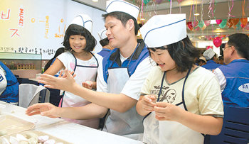 삼성농구단 소속 이규섭 선수(가운데)가 2일 서울 중구 순화동 삼성 제1공제회관에서 열린 ‘삼성 임직원과 함께 희망을 빚어요’ 행사에 참석해 보육시설 아동들과 함께 추석 송편을 빚고 있다. 삼성 임직원 10만여 명은 이날부터 열흘간 추석 봉사활동에 나선다. 사진 제공 삼성그룹