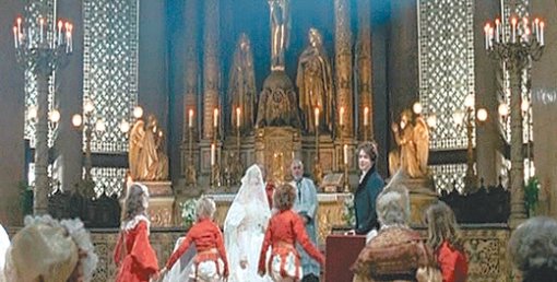 프랑스 파리 생뱅상드폴 교회에서 찍은 ‘미스트리스’의 결혼식 장면. 경건한 분위기의 식장 입장 전 장면은 다른 건축양식인 생오귀스탱 교회에서 촬영됐다. 사진 제공 프리비젼