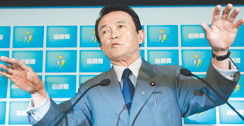 일본 자민당의 아소 다로 간사장이 2일 도쿄 당사에서 기자회견을 하고 있다. 아소 간사장은 1일 사임한 후쿠다 야스오 전 총리의 뒤를 이어 새 총리 직에 오를 것으로 유력시되고 있다. 도쿄=로이터 연합뉴스